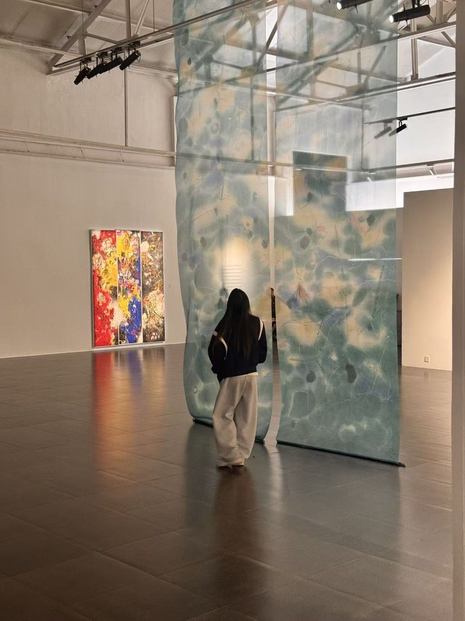 美术馆展览现场的观众与作品