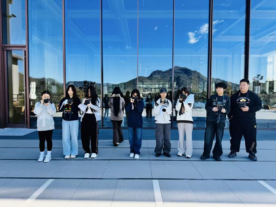 校园广场上的学生与教学楼