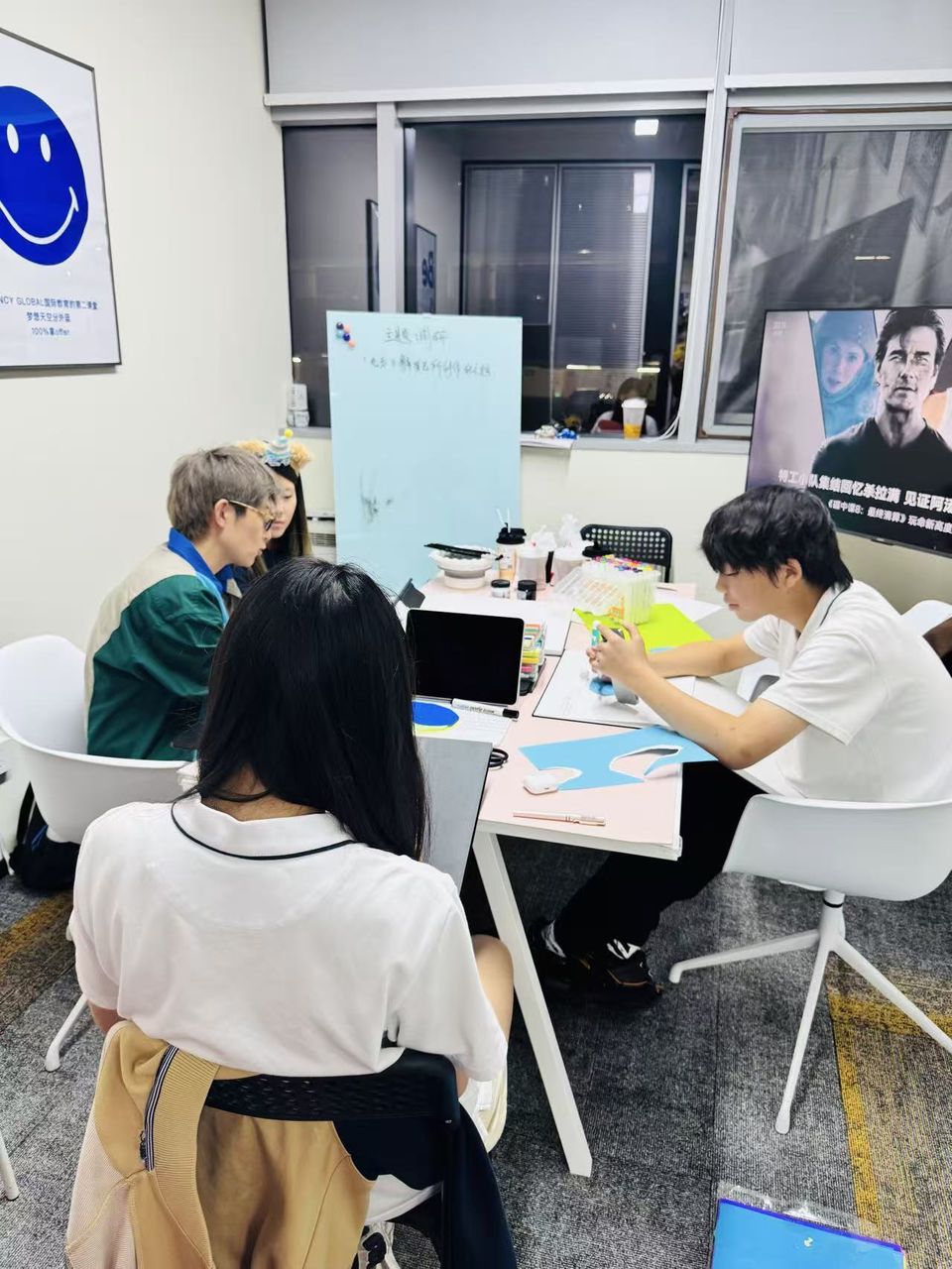 画室里的小班课堂,学生各自推进不同项目